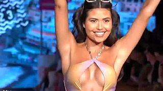 oh wow this rica cola looks so damn fine in that tight bikini shaking all over the place ugh