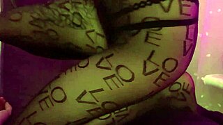 Mistress Sofi facesits in nylon while reading