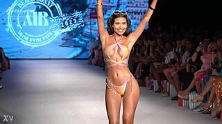 oh wow this rica cola looks so damn fine in that tight bikini shaking all over the place ugh