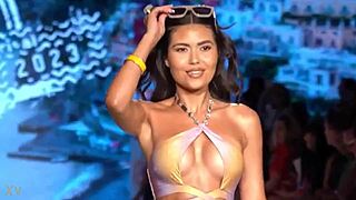 oh wow this rica cola looks so damn fine in that tight bikini shaking all over the place ugh