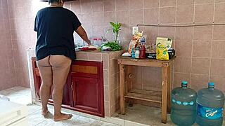 Does this chubby stepmom's kitchen cleaning make you want her curves?