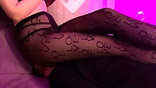 Mistress Sofi facesits in nylon while reading