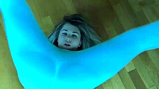 Petite fitness babe stretches ass in tight leggings workout