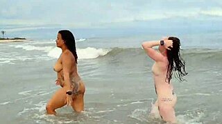 trepando com duas e bontando pra mamar meu gozo