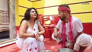 Desi bhabhi begs doodhwala to fuck her outdoors sans husband??