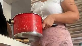 ei amiga da buceta grande vem me ajudar no almoço flashing that ass?