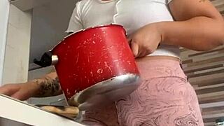 ei amiga da buceta grande vem me ajudar no almoço flashing that ass?