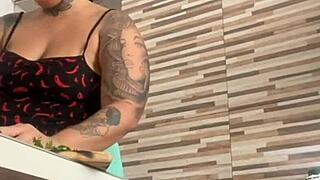 ei amiga da buceta grande vem me ajudar no almoço flashing that ass?