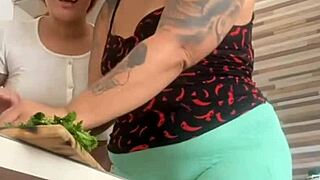 ei amiga da buceta grande vem me ajudar no almoço flashing that ass?