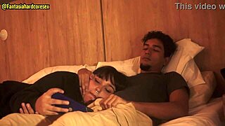 Viendo Netflix hermanastra chupa pene en regazo pov facial