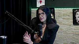 Morena Leticia Braga demos sloppy blowjob after faking orgasmo and triple kiss on sheer red!