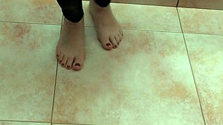 hey, those sexy feet dancers got me stroking hard...