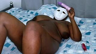 check out this african bbw spreading and squirting with her big dildo 😏