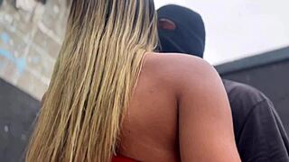 minha esposa abre a bunda pro f�. corno assiste gaping anal na piscina.