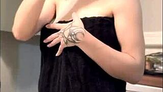 Scarlett foxx milf tattoos shine in naked post-shower self-care.