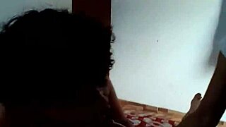 Sexo casero con dos latinas curvy chupando pene al aire libre