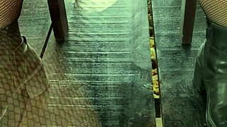 upskirt latina mature bares shaved pussy no panties