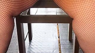 upskirt latina mature bares shaved pussy no panties