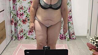 juicy pawg milf shakes chubby ass in panties on cam