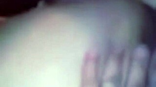 ¡ME FOLLO AL TÍO DE MI MARIDO MIENTRAS ÉL LIMPIA LA PLAZA!