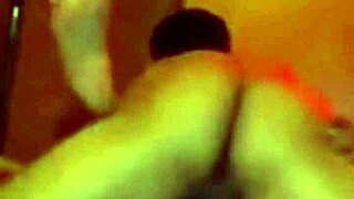 ¡ME FOLLO AL TÍO DE MI MARIDO MIENTRAS ÉL LIMPIA LA PLAZA!