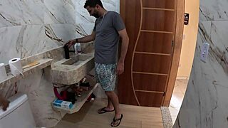 encanador fode só cuzinho da novinha no vazamento ai caralho