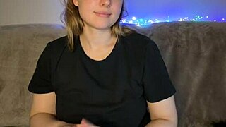 fat model fingers her tight wet pussy to orgasm on cam