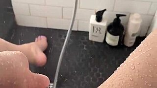Hot saudi stepsis squirts in sunny la shower while teasing juicy pussy solo