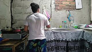 mi vecina amaneció perra queriendo follada dura en cocina