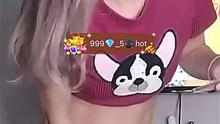 novinha shows off tight cameltoe live on bigo