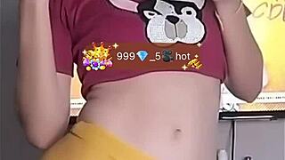 novinha shows off tight cameltoe live on bigo