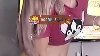 novinha shows off tight cameltoe live on bigo