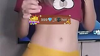 novinha shows off tight cameltoe live on bigo