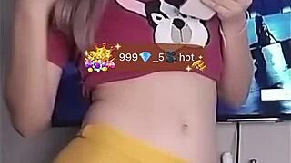 novinha shows off tight cameltoe live on bigo