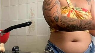 girl unzips on live flashing her big pussy craving cock