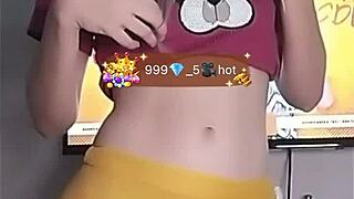 novinha shows off tight cameltoe live on bigo