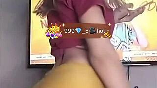 novinha shows off tight cameltoe live on bigo