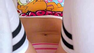 POV tu mejor amiga latina con grandes tetas se sienta en tu verga