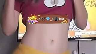 novinha shows off tight cameltoe live on bigo