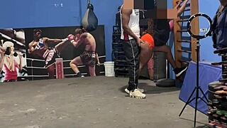 na academia personal sem cueca me ajudou fiquei molhada dei pra ele na hora!