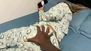 Enteada Seduz Padrasto com Porta Aberta Assistindo Pornô Intenso e Hardcore