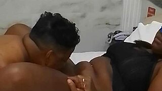 essa safada gozando gostoso no anal com pauzão preto caseiro