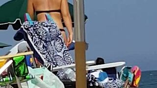 candid shots catch this bikini slut teasing ass on beach