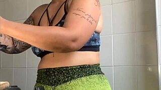Casada flashes swollen pussy while cooking online videos