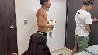 😏 compartiendo cama con hermanastro y su amigo... mi culo grande los vuelve locos 👅💦
