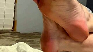 sexy milf's oiled soles scrunched up 😍👣💦