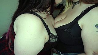 catch goth stepsis pomma kissing bbw bestie kat's juicy lips?