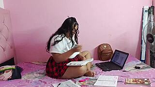 universitaria culona folla duro en clases virtuales con su papi musculoso