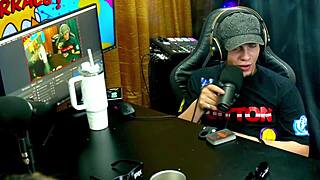 Novinha Flashes Wet Pussy on Podcast and Barraco Explodes!