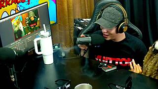 Novinha Flashes Wet Pussy on Podcast and Barraco Explodes!
